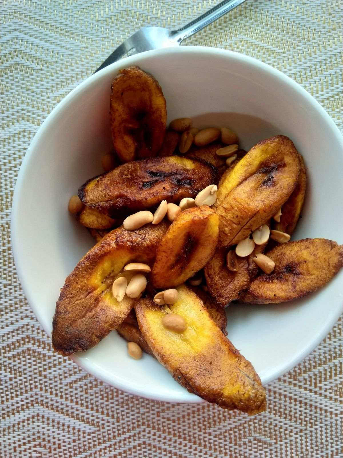 Bol de bananes plantains frites et d’arachides grillées