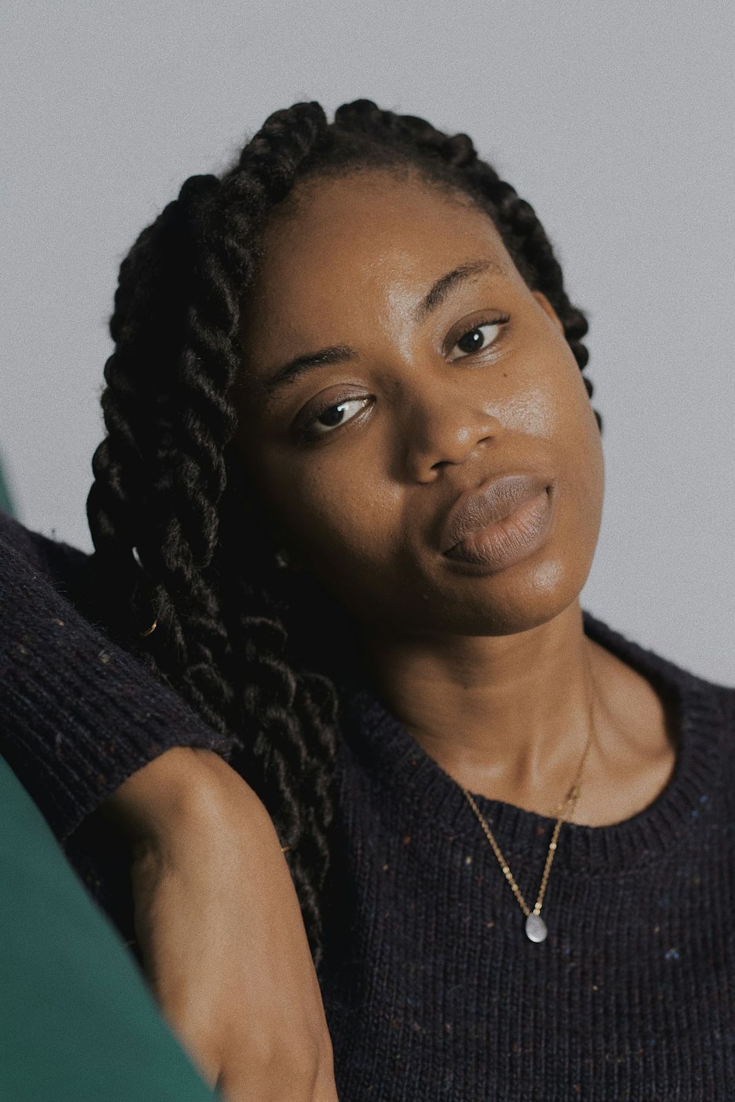 Portrait d’une femme coiffée de twists, en haut noir
